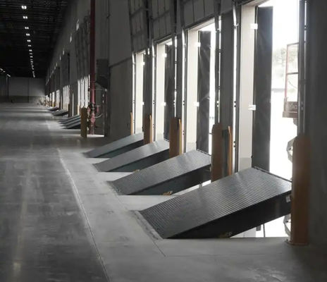 คอนเทนเนอร์การบรรทุก Ramp ปรับ Galvanized Dock Door Levelers ห้างอัตโนมัติ Dock Plate 25000-40000LBS การออกแบบที่ปลอดภัย